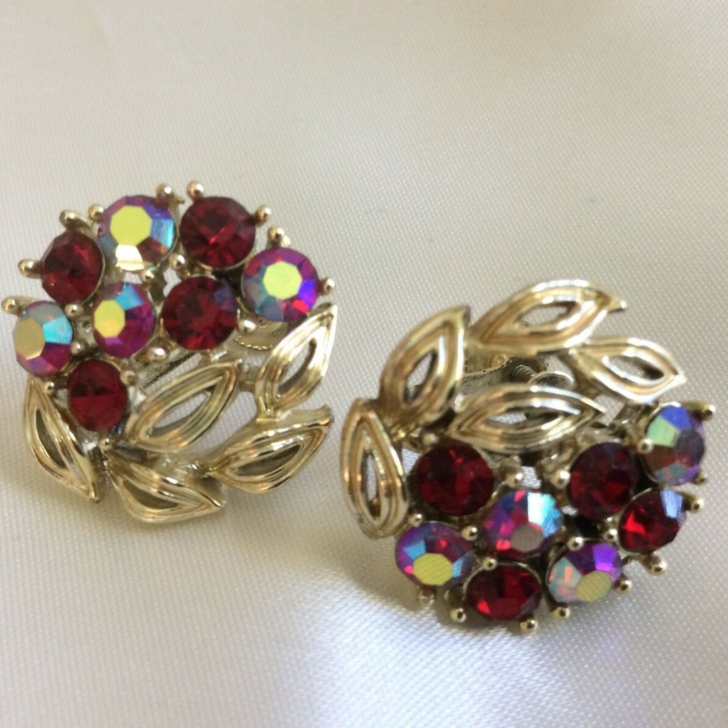 Vtg Lisner Gold Tone Raspberry Shimmer Crystal Leaf Screw Clip Earrings 35$